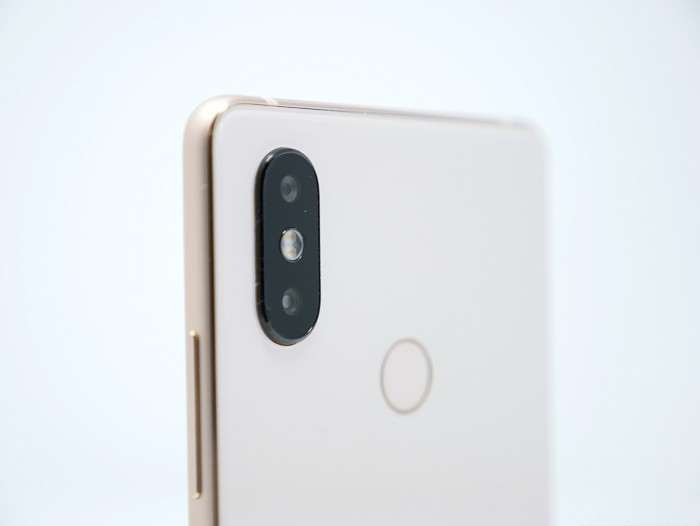Обзор Xiaomi Mi8 SE - доступная альтернатива флагманам