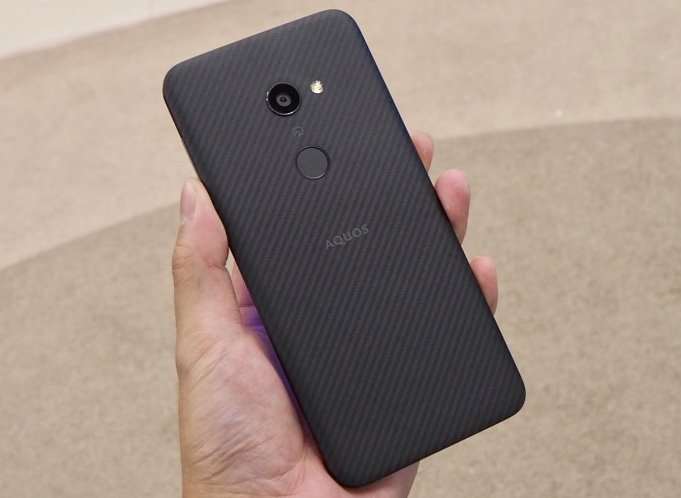 Sharp Aquos Zero - защищенный флагман в карбоновом корпусе