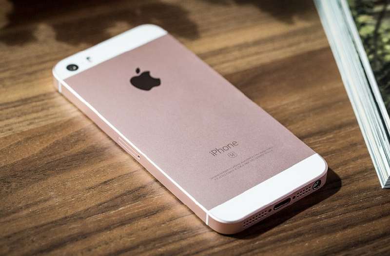 Apple вернула в продажу и обрушила цены на iPhone SE