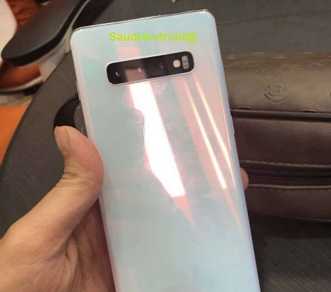 Премиальная версия Samsung Galaxy S10+ красуется на живых фотографиях