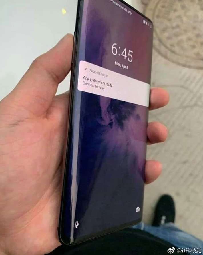 Полностью безрамочный OnePlus 7 впервые показали на реальных фото