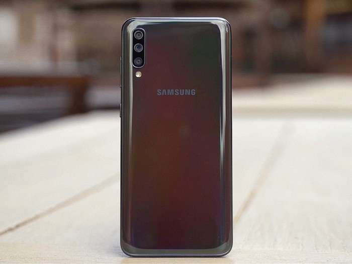 Обзор Samsung Galaxy A70 - большой фаблет с мощным аккумулятором