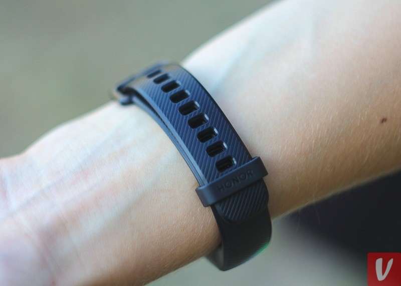 Обзор фитнес-браслета Honor Band 5 и сравнение с Xiaomi Mi Band 4