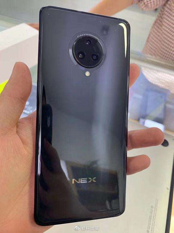 Vivo NEX 3 - самый безрамочный смартфон в мире на фото