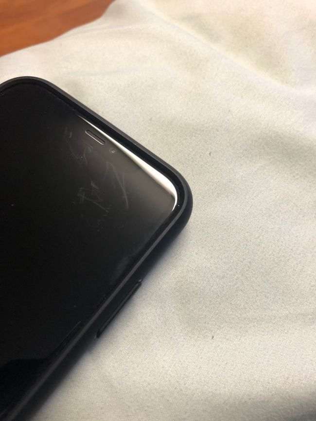 iPhone 11 царапаются об воздух, владельцы массово жалуются на материал корпуса