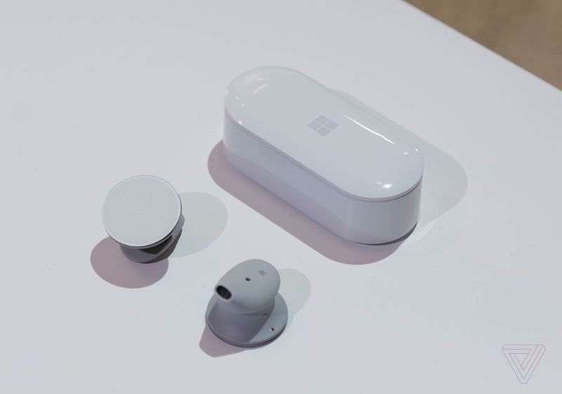 Microsoft Surface Earbuds – первые беспроводные наушники от Била Гейтса