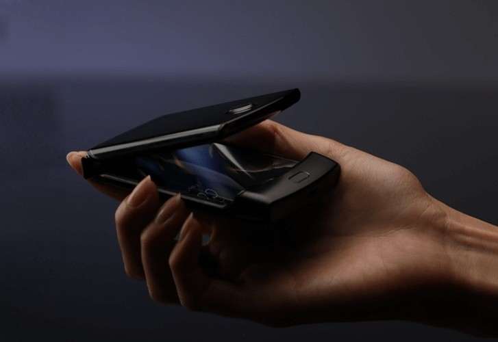 Morotola показала складной смартфон Moto RAZR 2019