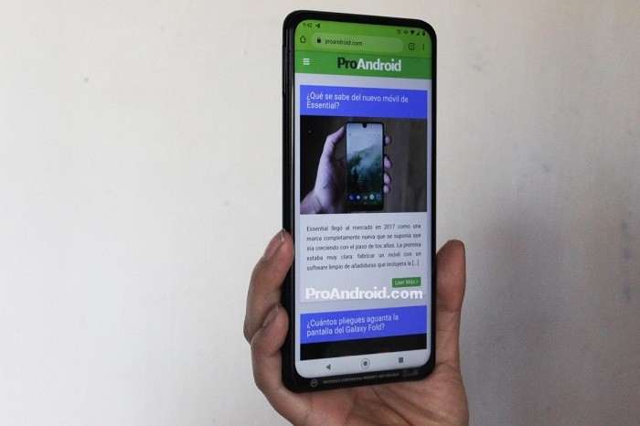 Первый безрамочный смартфон с выдвижной камерой от Motorola получил дату выхода