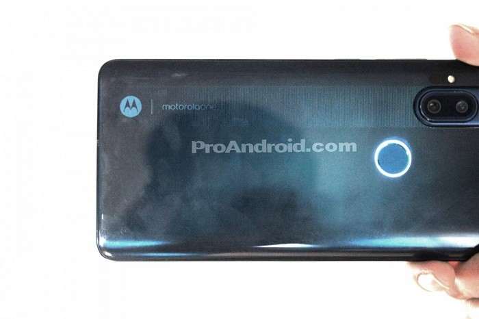 Первый безрамочный смартфон с выдвижной камерой от Motorola получил дату выхода