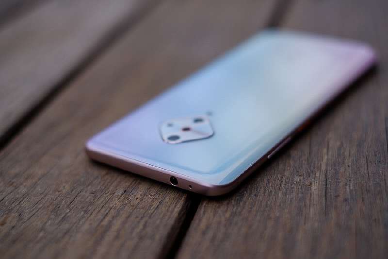 Обзор Vivo V17 – доступный красавец с необычной камерой