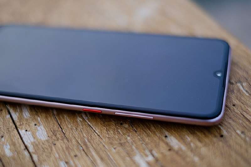 Обзор Vivo V17 – доступный красавец с необычной камерой