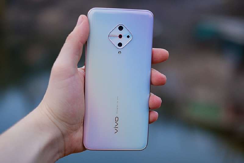 Обзор Vivo V17 – доступный красавец с необычной камерой