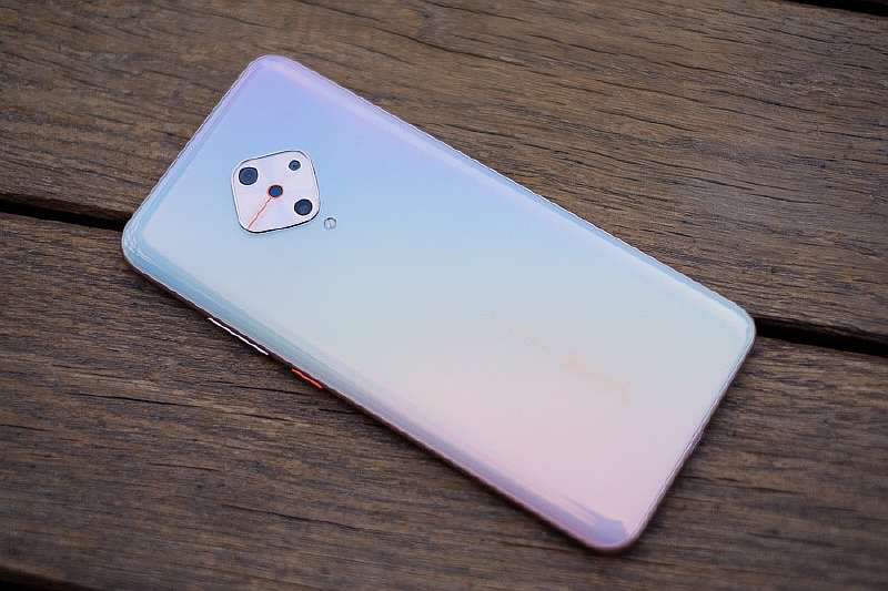 Обзор Vivo V17 – доступный красавец с необычной камерой