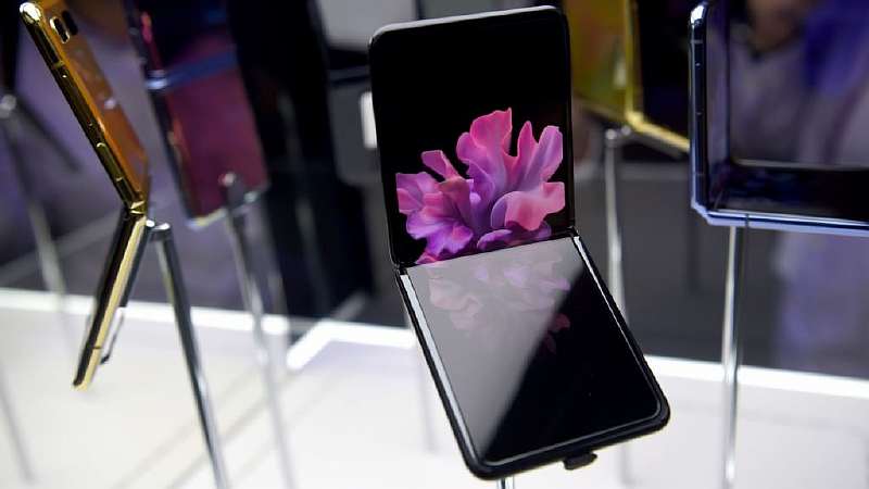 В России начал продаваться новый гибкий смартфон Samsung. Сколько стоят инновации?
