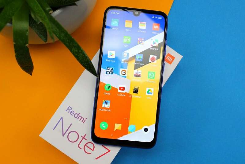 Хотите купить популярный смартфон? Вот список из 10 самых хитовых моделей