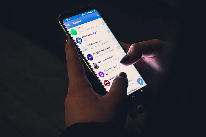 Почему нельзя оставлять свой номер телефона в интернете?