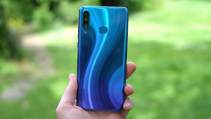Народный флагман Huawei подешевел до 9990 рублей. Это самый выгодный смартфон