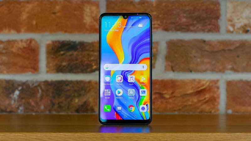 Народный флагман Huawei подешевел до 9990 рублей. Это самый выгодный смартфон