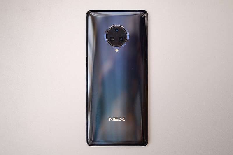 Это нечто! Обзор флагмана с уникальным дизайном Vivo NEX 3