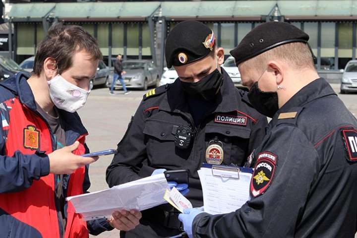Власти вводят электронные пропуска в 21 регионе России. Список областей