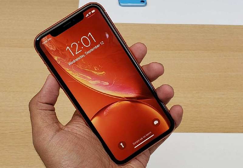 Почему в России массово покупают iPhone при таких низких зарплатах
