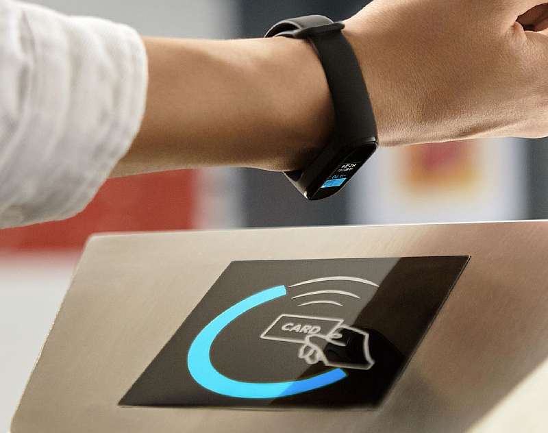 Xiaomi Mi Band 4 теперь поддерживает бесконтактные платежи по NFC в России