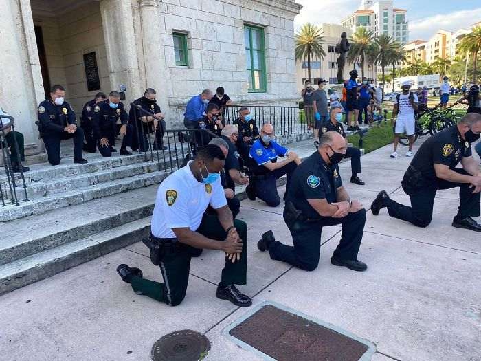 25 фото протестов в США, которые не показывают медиа