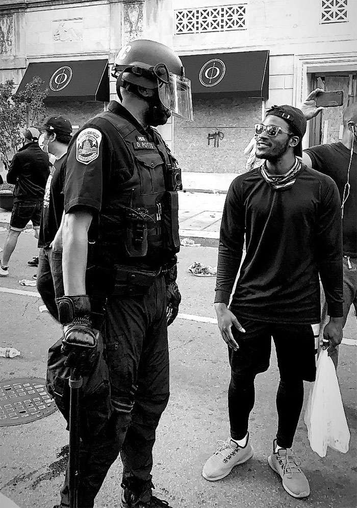 25 фото протестов в США, которые не показывают медиа