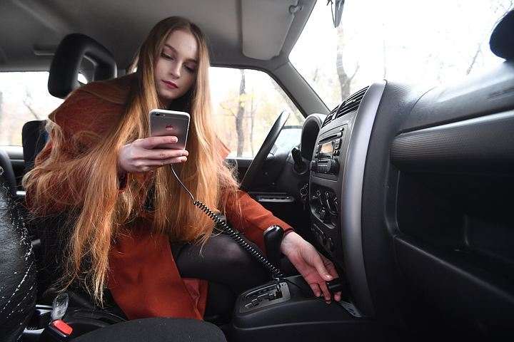 Почему опасно заряжать телефон в машине от прикуривателя