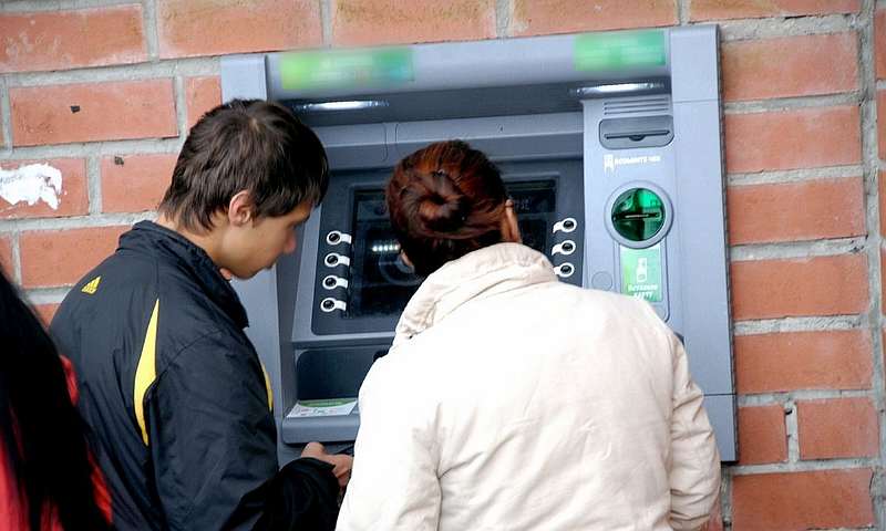 «Помогите с переводом»: опасный уличный развод возле банкоматов, ведется 80% людей