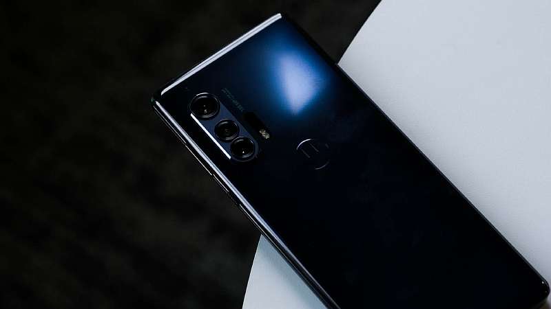 Motorola привезла в Россию первый флагман за много лет. Его уже можно заказать со скидкой
