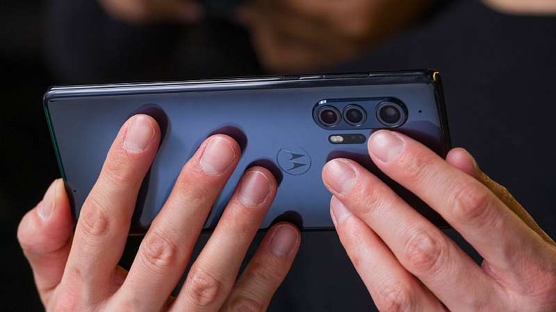 Motorola привезла в Россию первый флагман за много лет. Его уже можно заказать со скидкой