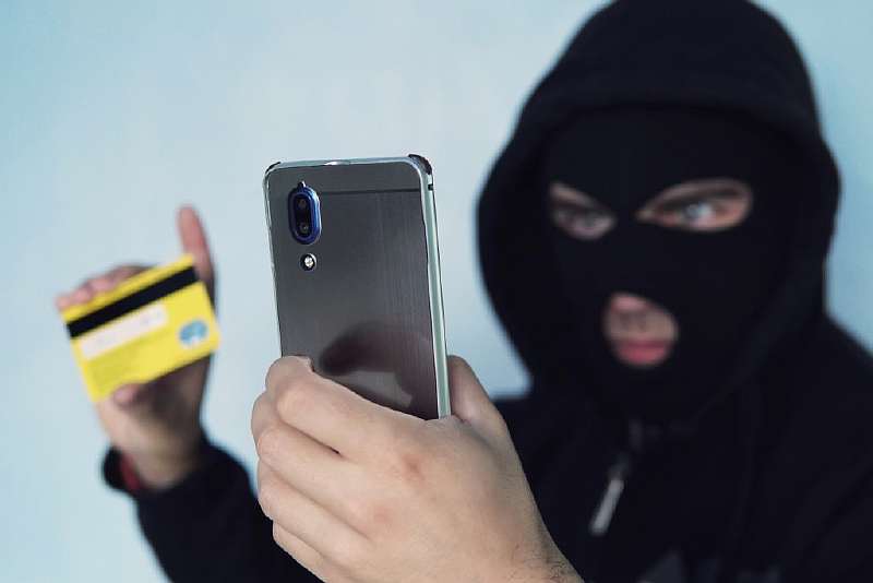 Россиянин потерял телефон с «Госуслугами» и получил кредитов на миллион рублей
