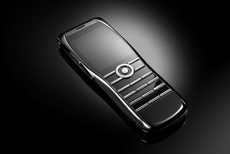 Помните Vertu? Компания вернулась с кнопочным телефоном за 300 тысяч рублей
