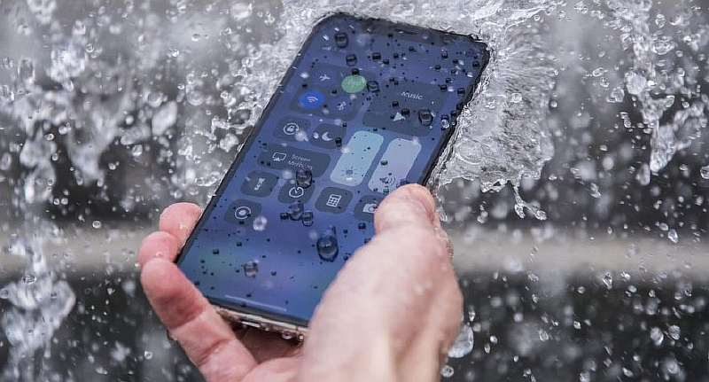 Apple годами обманывала пользователей. Компанию крупно оштрафовали из-за водонепроницаемости iPhone
