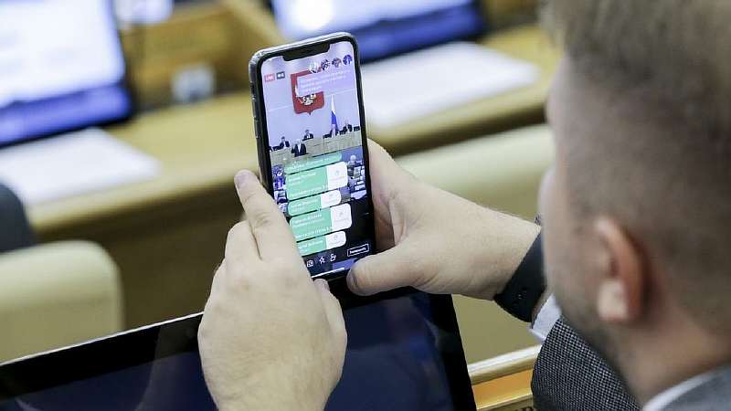 Власти назвали приложения, которые установят в смартфоны россиянам