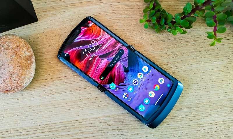 В России вышла раскладушка Motorola RAZR. Она стоит как два iPhone