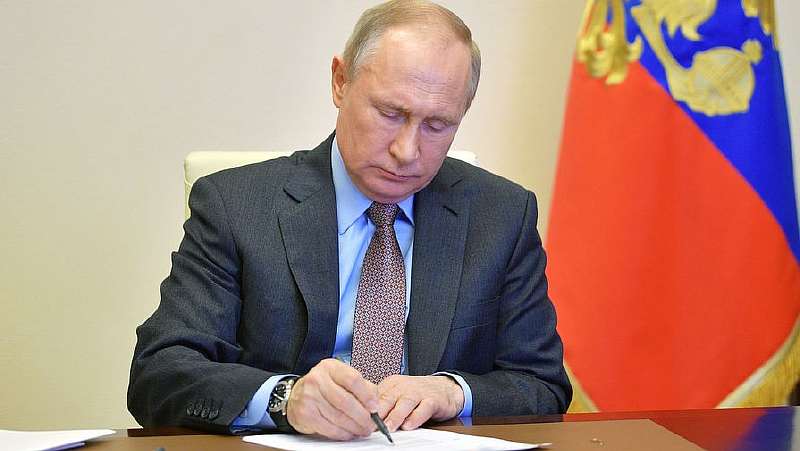 Владимир Путин подписал закон об удаленной работе. Что теперь изменится?