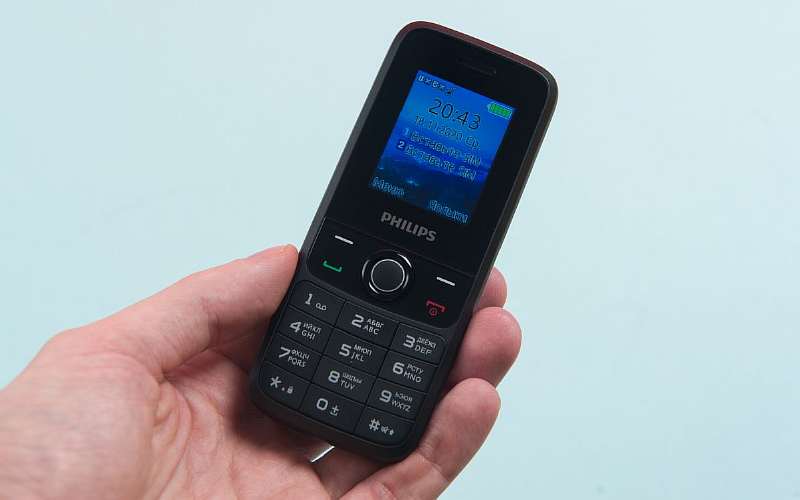 В России вышел новый Philips Xenium. Дешевый телефон с бесконечным аккумулятором