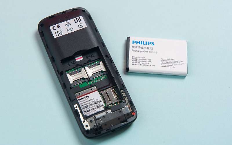 В России вышел новый Philips Xenium. Дешевый телефон с бесконечным аккумулятором