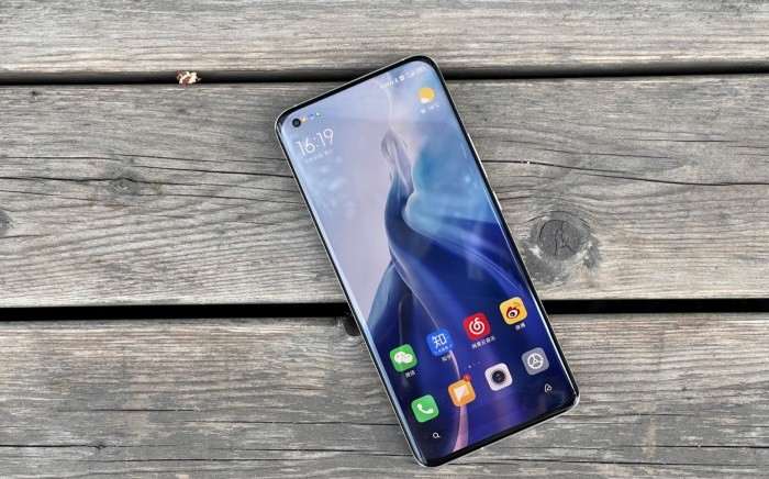 Xiaomi Mi 11 полон проблем. Он перегревается, дребезжит и часто лагает