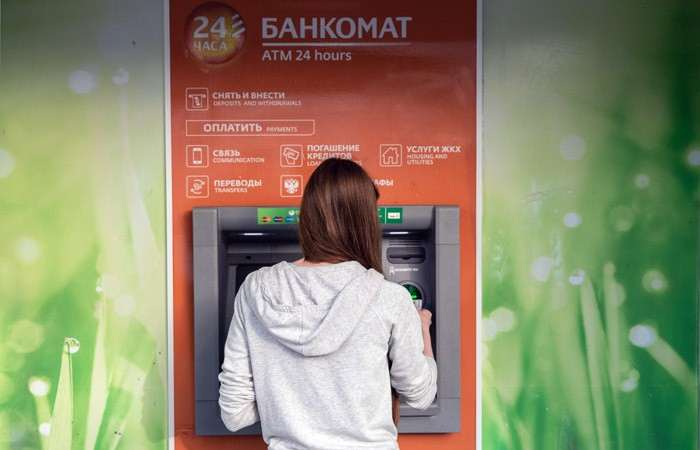 Мошенники у банкоматов: 3 отработанные схемы, на которые массово ведутся люди