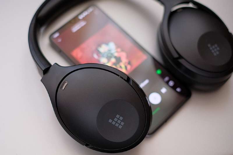 100 часов автономность, шумодав, недорого. Обзор наушников Tronsmart Apollo Q10