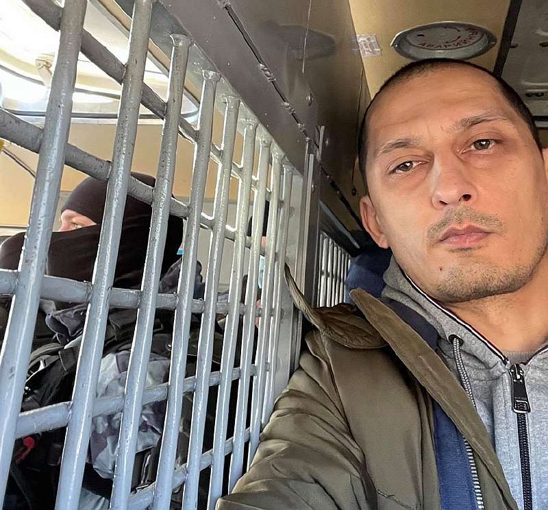 Фотографию омоновца с портретом Путина продали на аукционе. Сколько стоит символ протеста?