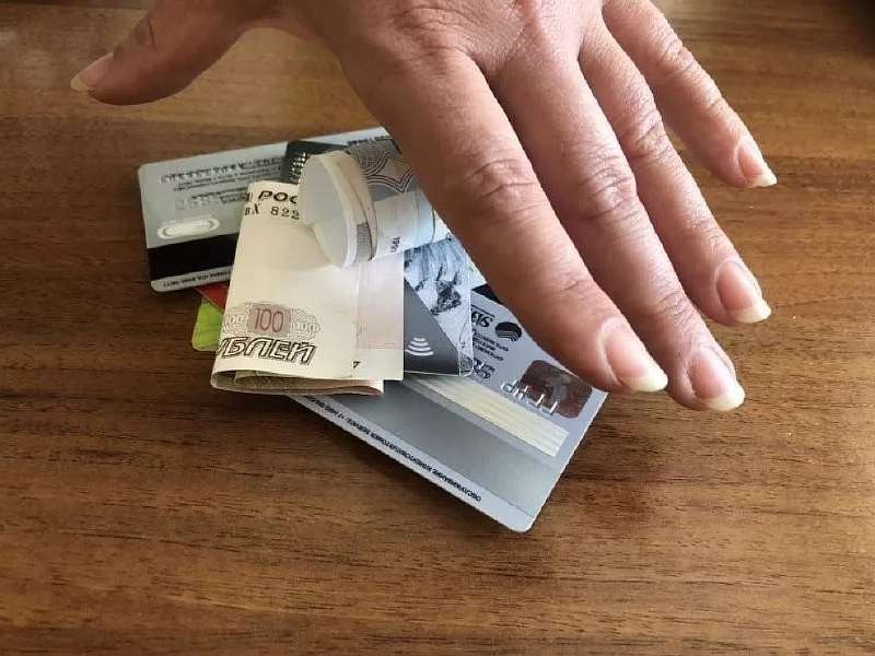 Почему нельзя резать и выбрасывать банковские карты