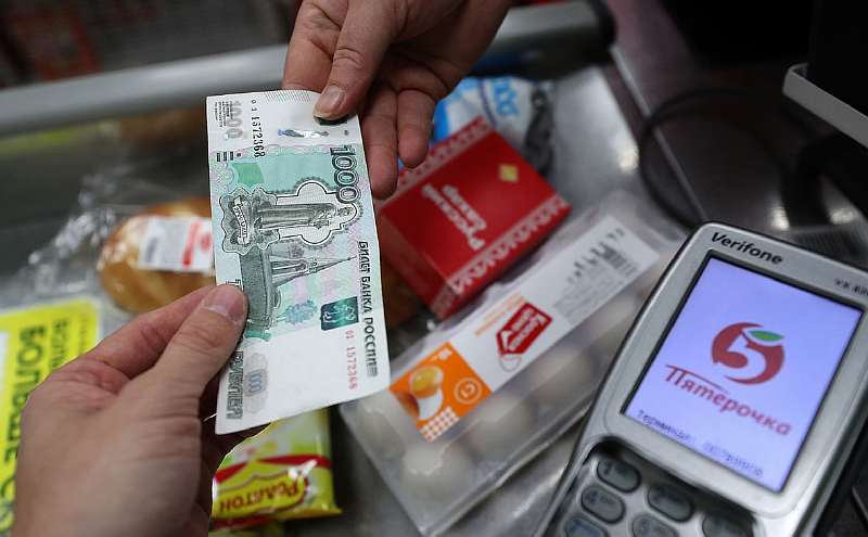Почему россияне массово отказываются от бумажных денег. Главные проблемы налички