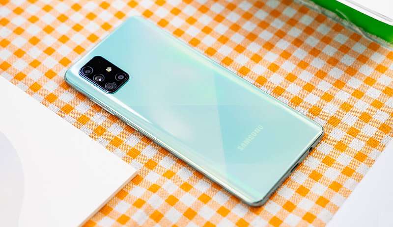 Билайн избавляется от Samsung Galaxy. Телефоны отдают со скидкой, подарками и мощным кэшбеком
