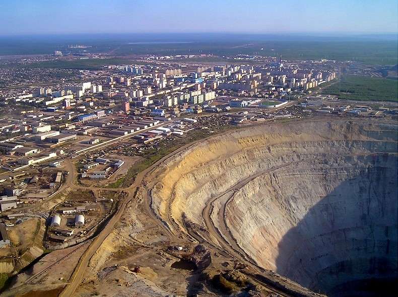 10 самых глубоких ям на планете Земля. А что там внутри?