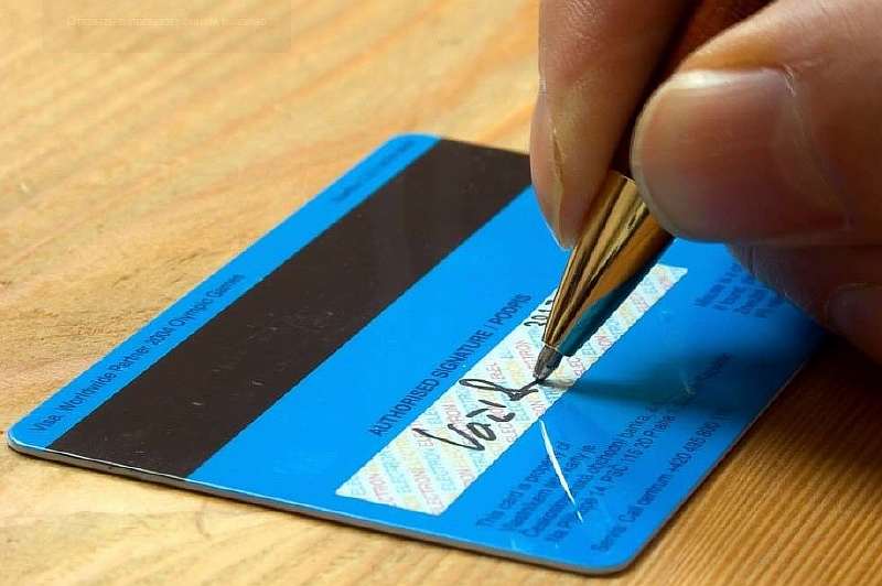 Вот почему нужно ставить подпись на обороте банковской карты