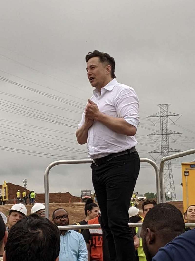 Илон Маск погонял на Tesla Cybertruck и показал салон авто. Выглядит странно!